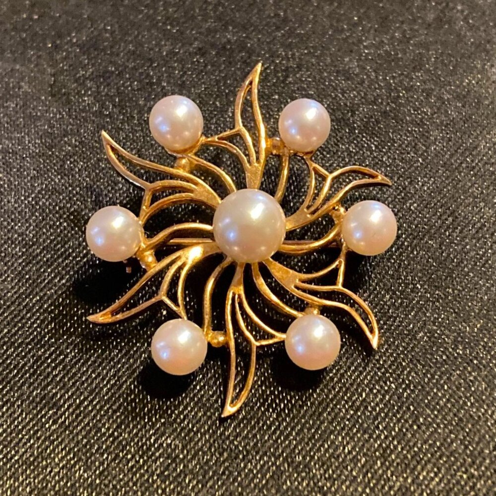 Radiant vintage brooch in 10K gold with glossy genuine pearls